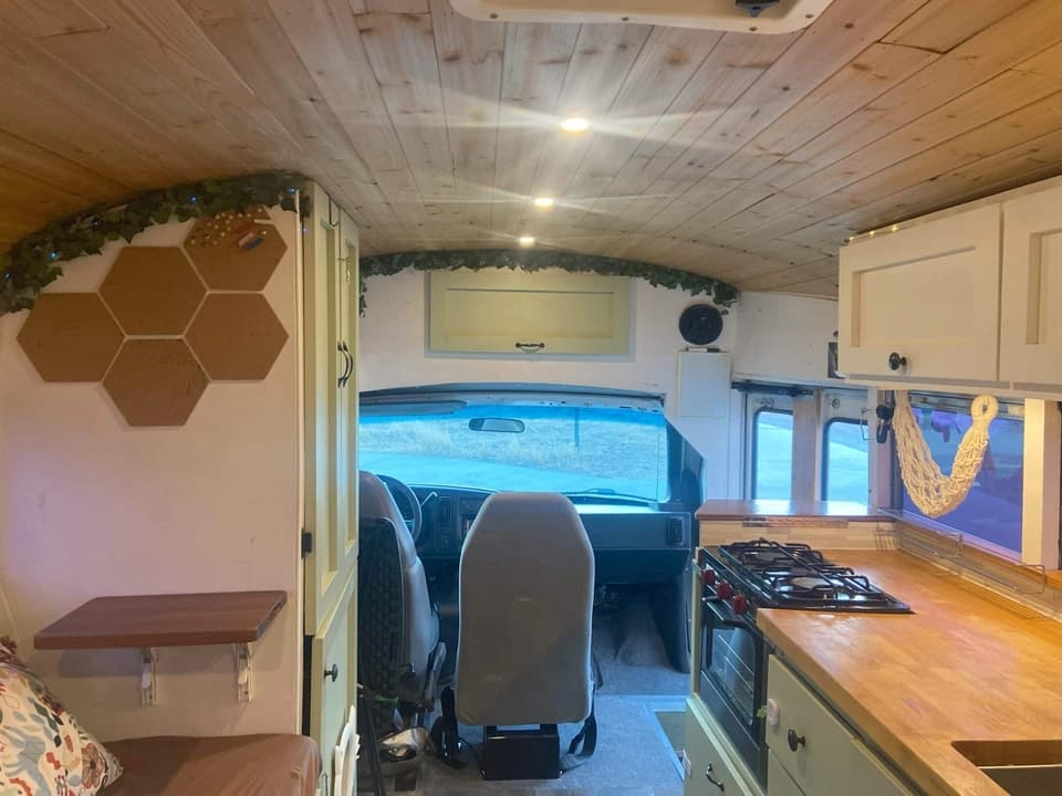 2001 GMC Savana Skoolie Conversion - Image 9