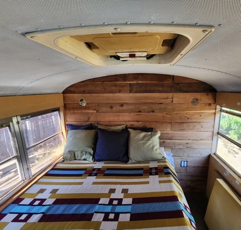 1999 International 3000 Skoolie Conversion - Image 8