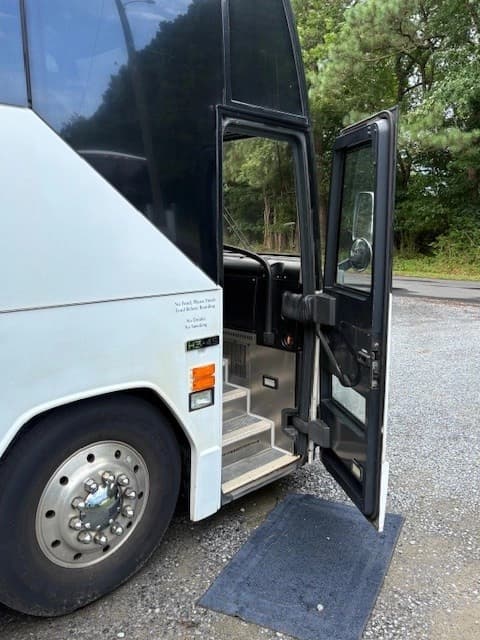 1998 Prevost H345 Motor Coaches - Image 3