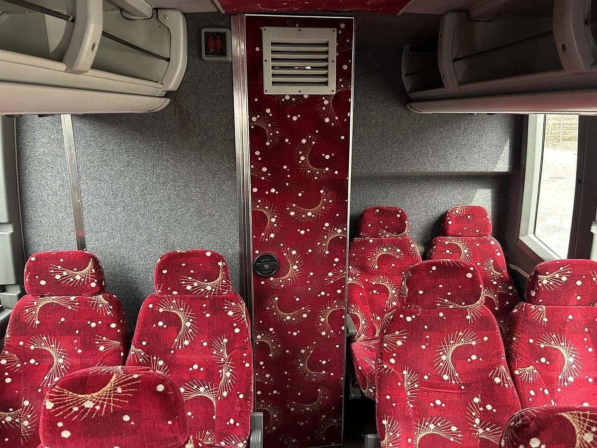 2005 Prevost H3-45 Coach - Image 8