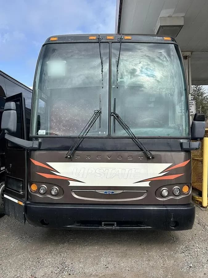 2005 Prevost H3-45 Coach - Image 2