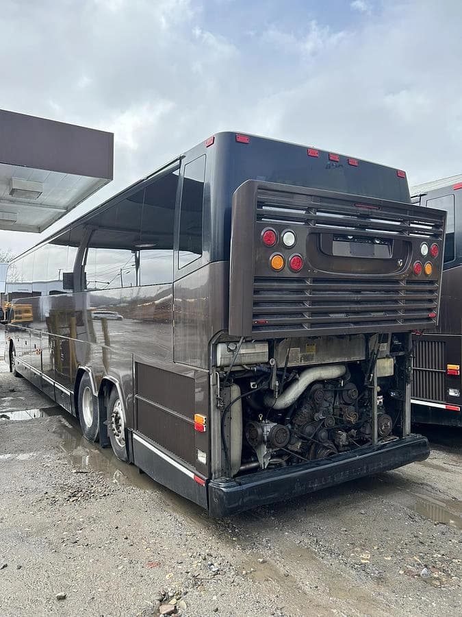 2005 Prevost H3-45 Coach - Image 3