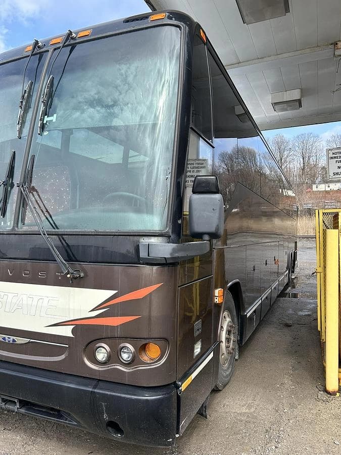 2005 Prevost H3-45 Coach - Image 1
