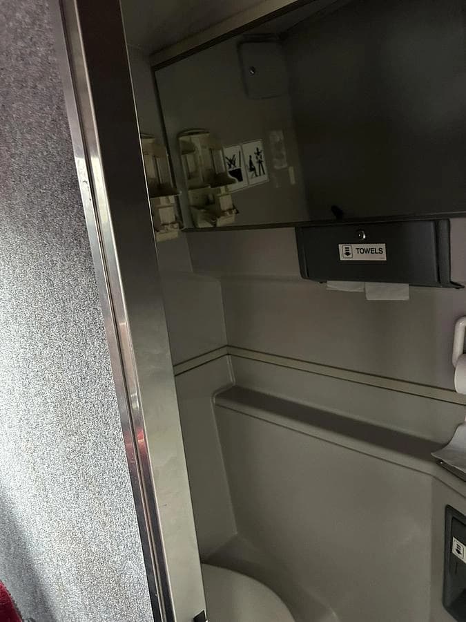 2005 Prevost H3-45 Coach - Image 12