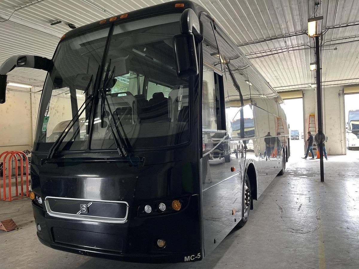 2017 Volvo 9700 Coach - Image 1