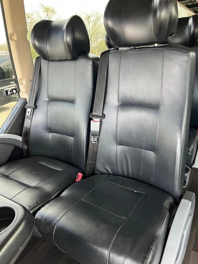 2016 Prevost H3-45 ADA Coach Bus - Image 4
