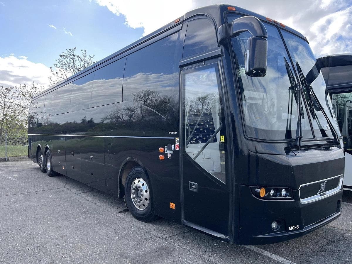2018 Volvo 9700 Coach - Image 1