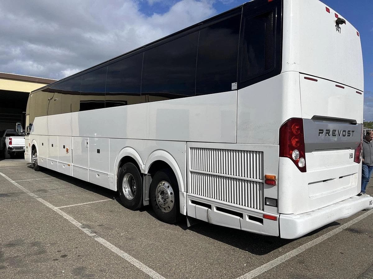 2018 Prevost H3-45 Coach Bus - Image 2