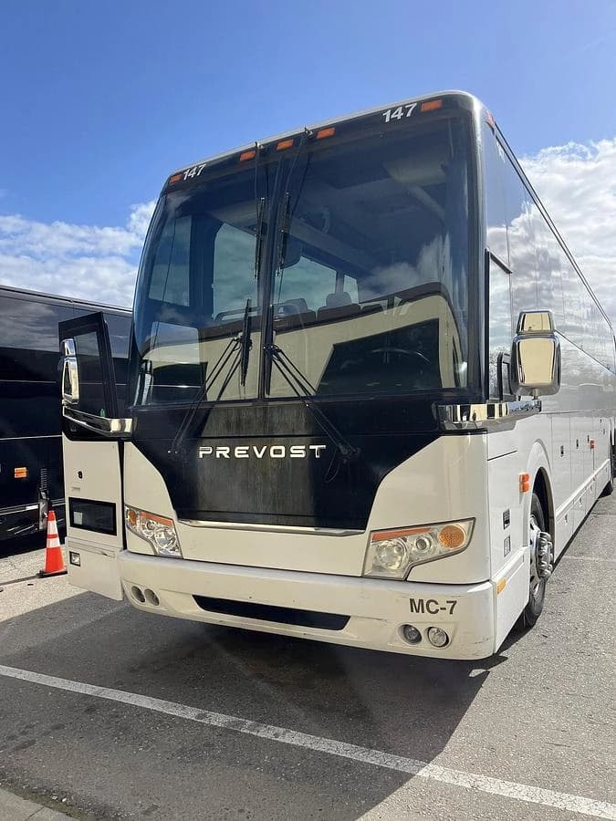 2018 Prevost H3-45 Coach Bus - Image 1