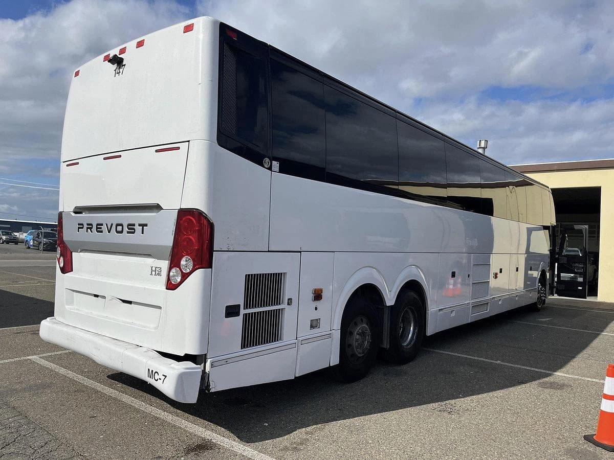 2018 Prevost H3-45 Coach Bus - Image 3