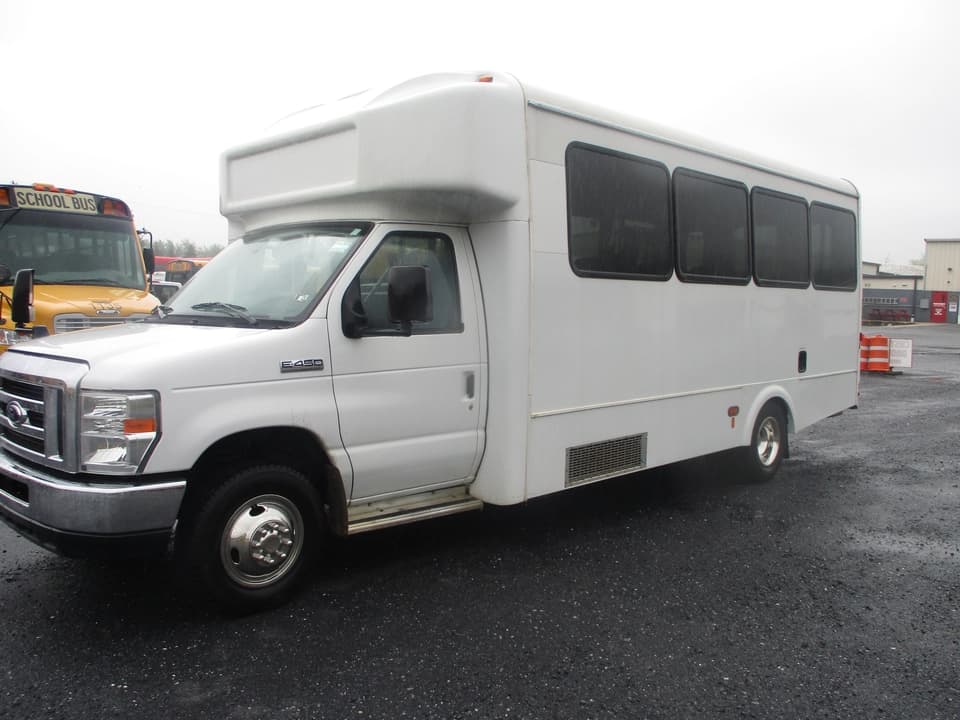 2019 Ford E450 Glaval Shuttle Bus - Image 2