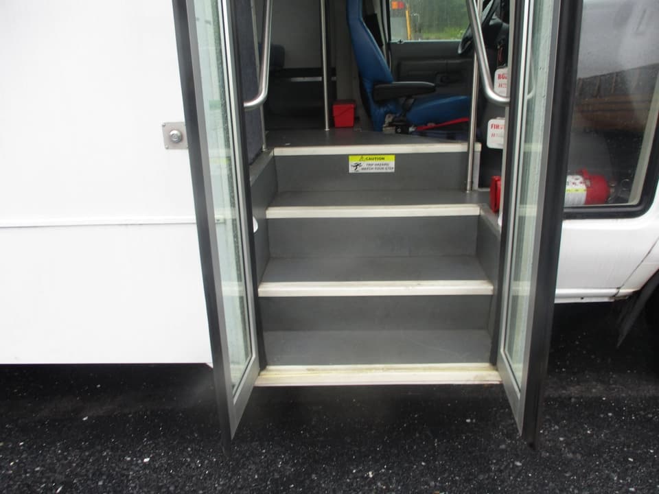 2019 Ford E450 Glaval Shuttle Bus - Image 12