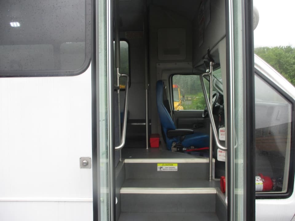 2019 Ford E450 Glaval Shuttle Bus - Image 13