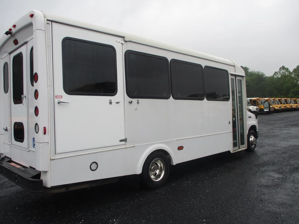 2019 Ford E450 Glaval Shuttle Bus - Image 5