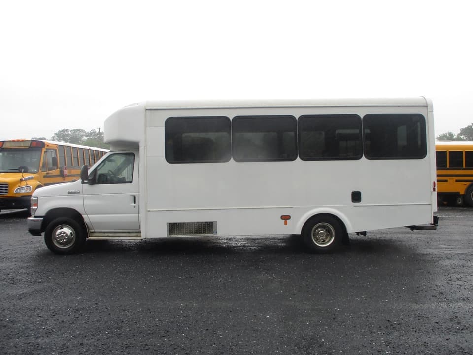2019 Ford E450 Glaval Shuttle Bus - Image 6