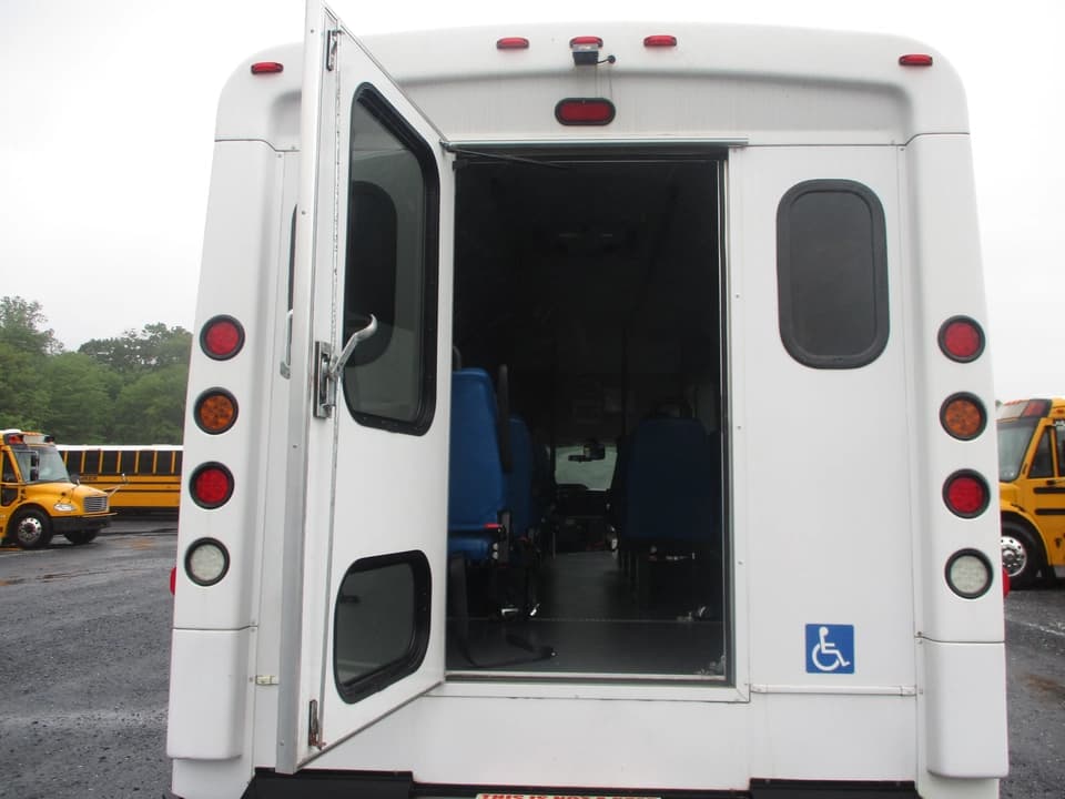2019 Ford E450 Glaval Shuttle Bus - Image 10