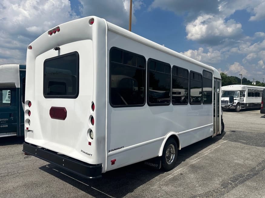 2018 Ford E450 Starcraft Allstar - Image 2