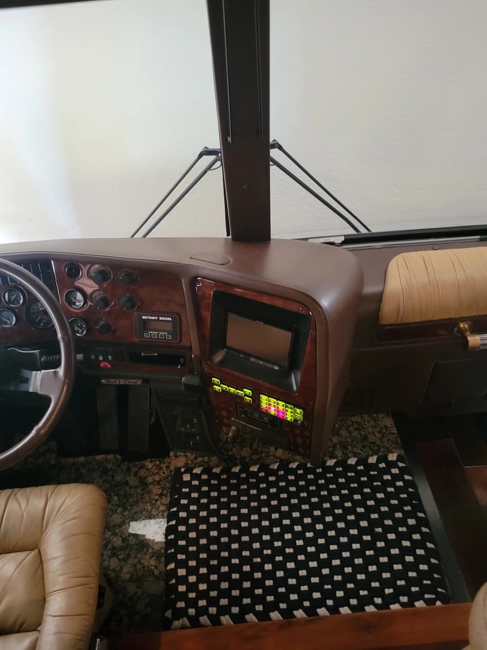 1997 Prevost Featherlite H3-45 Motorcoach Conversion - Image 27