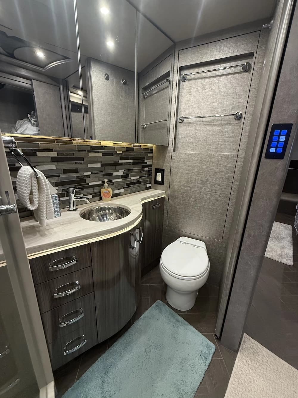2018 Prevost Marathon X3 Motorcoach - Image 16