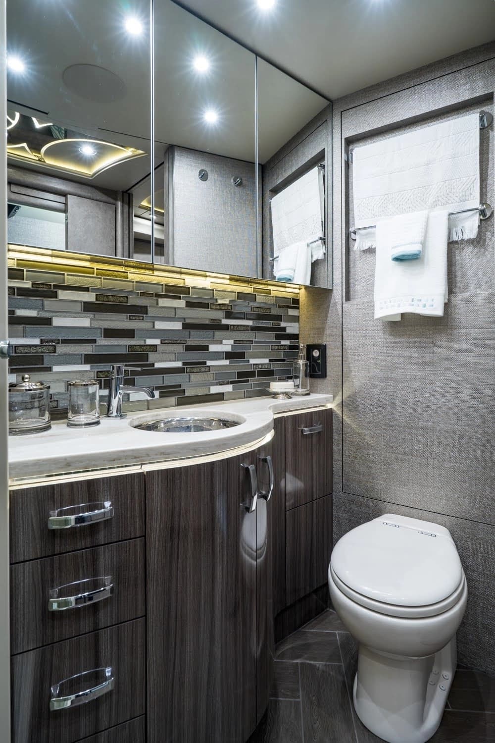 2018 Prevost Marathon X3 Motorcoach - Image 17