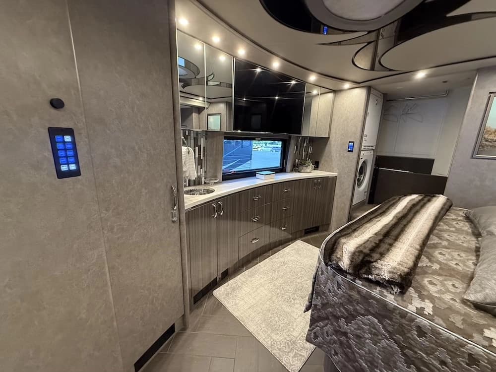2018 Prevost Marathon X3 Motorcoach - Image 21