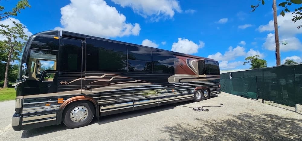 2005 Prevost Marathon XLII Motorcoach - Image 2