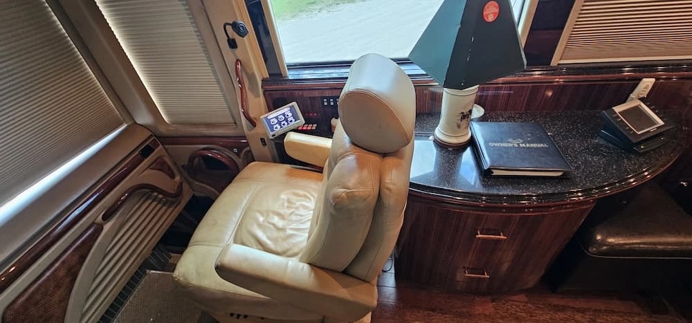 2005 Prevost Marathon XLII Motorcoach - Image 12