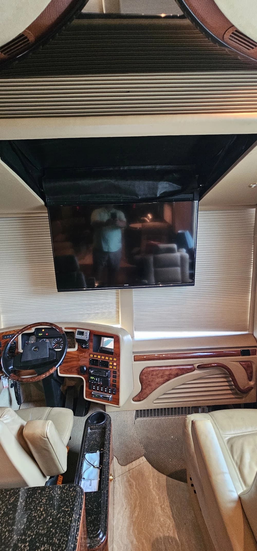 2005 Prevost Marathon XLII Motorcoach - Image 15