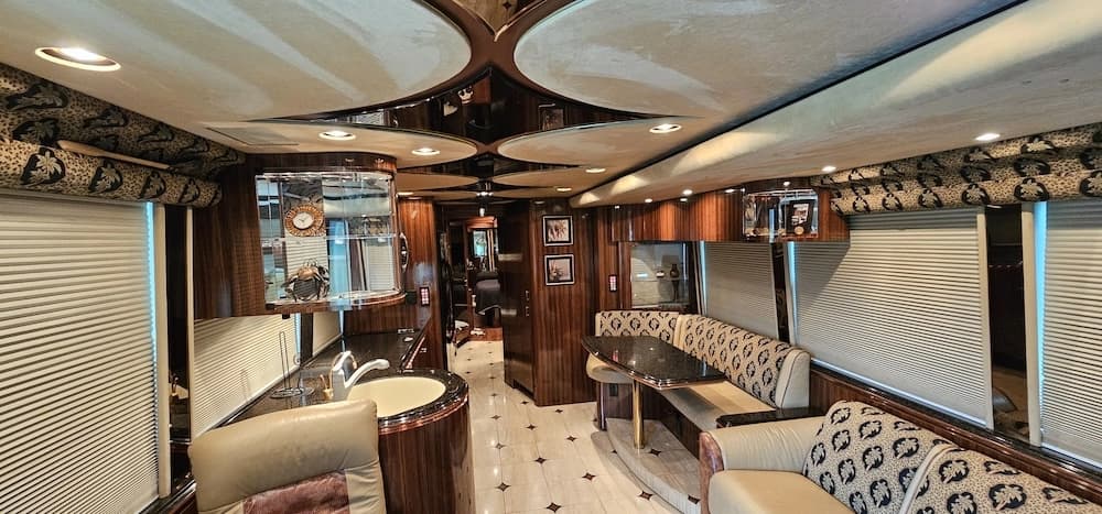 2005 Prevost Marathon XLII Motorcoach - Image 16