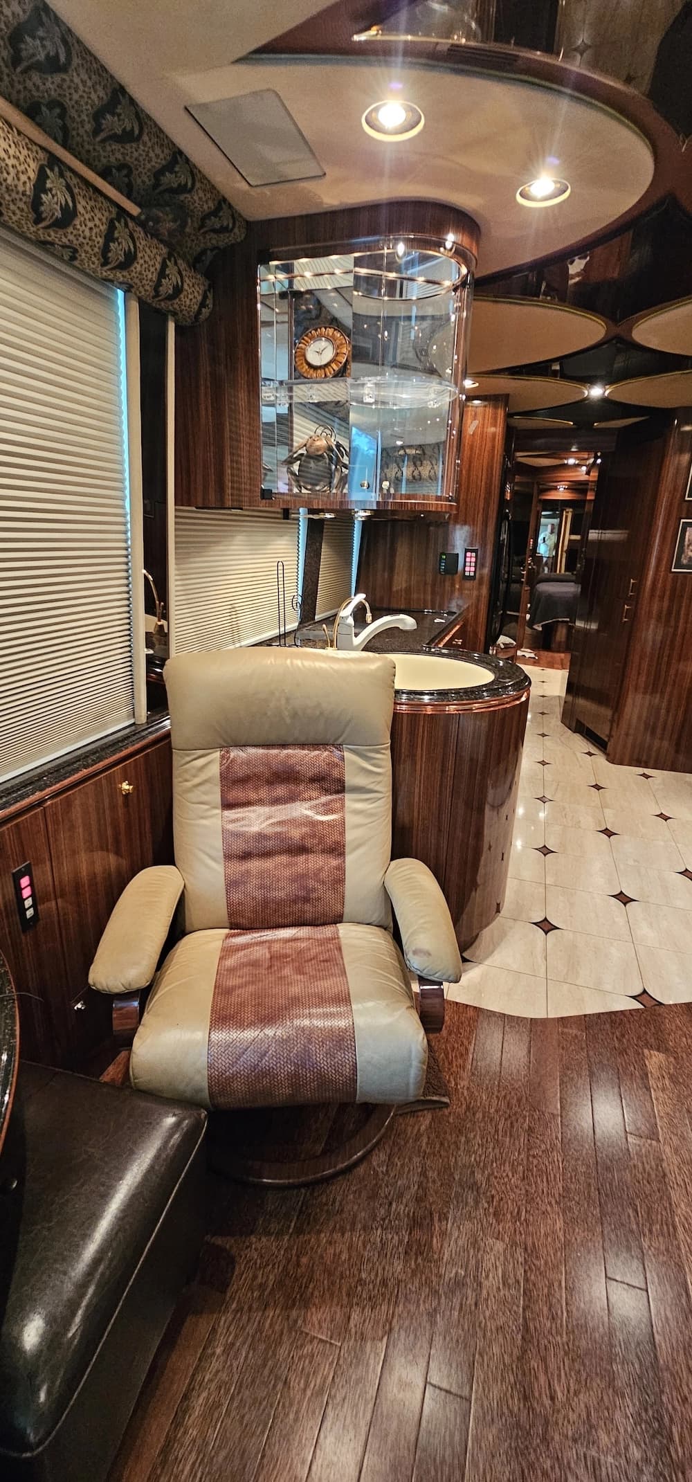 2005 Prevost Marathon XLII Motorcoach - Image 17