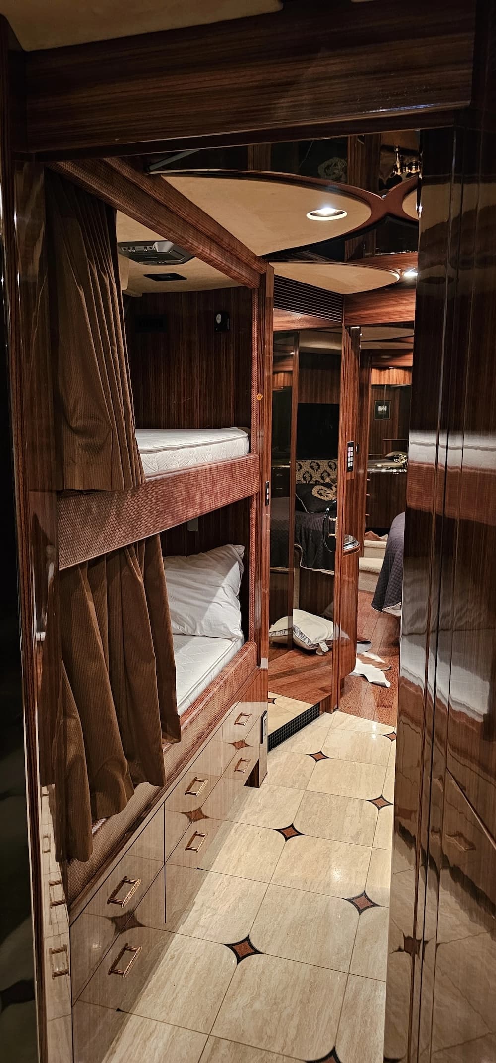 2005 Prevost Marathon XLII Motorcoach - Image 20