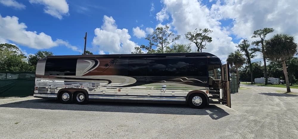 2005 Prevost Marathon XLII Motorcoach - Image 3