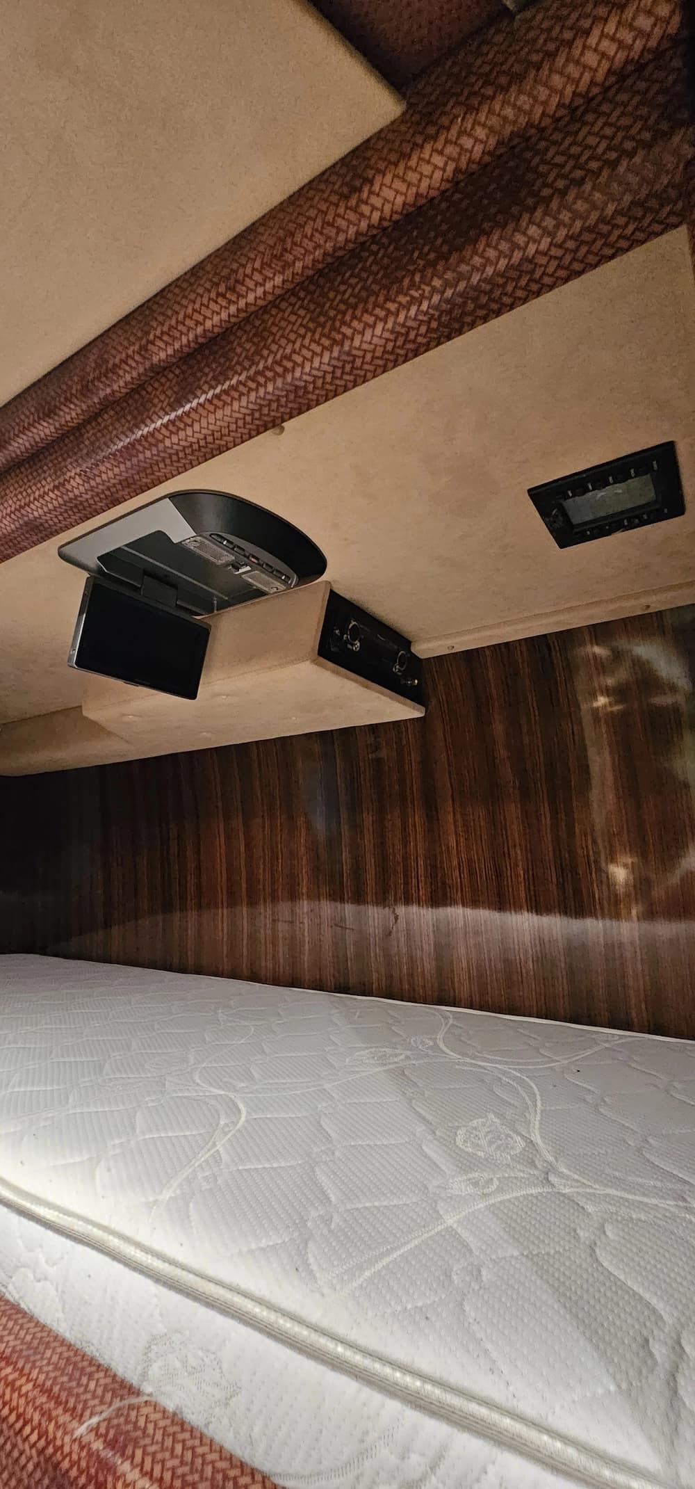 2005 Prevost Marathon XLII Motorcoach - Image 24