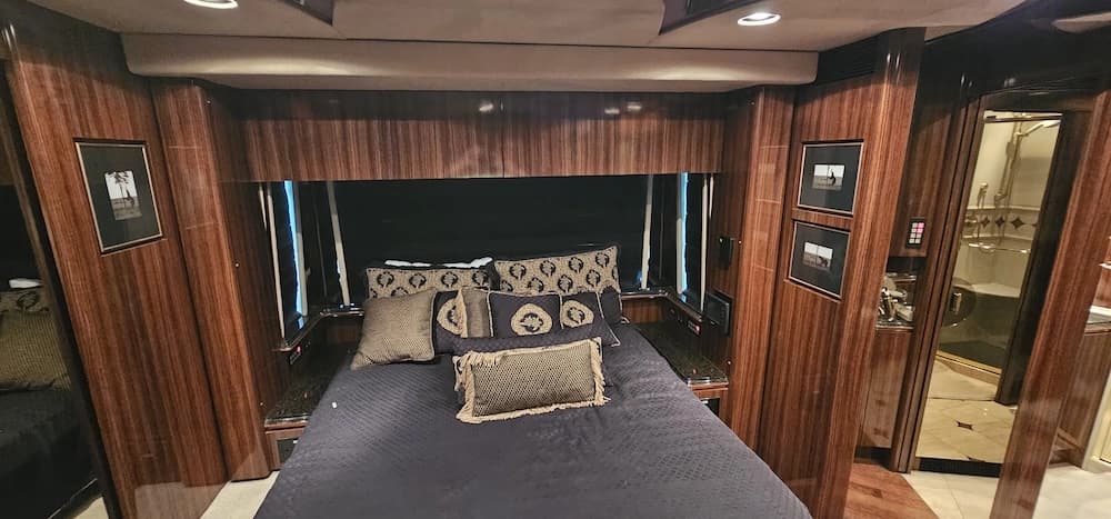 2005 Prevost Marathon XLII Motorcoach - Image 25