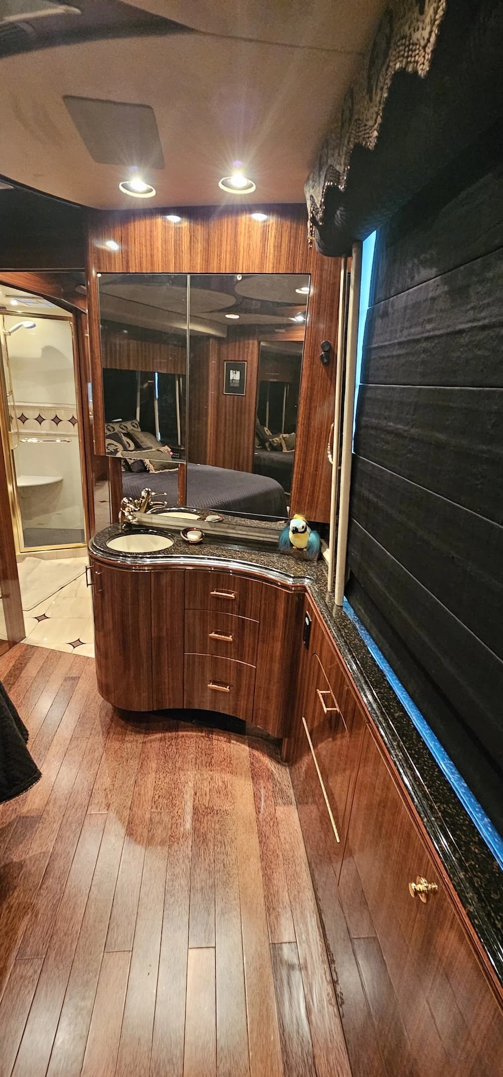2005 Prevost Marathon XLII Motorcoach - Image 26
