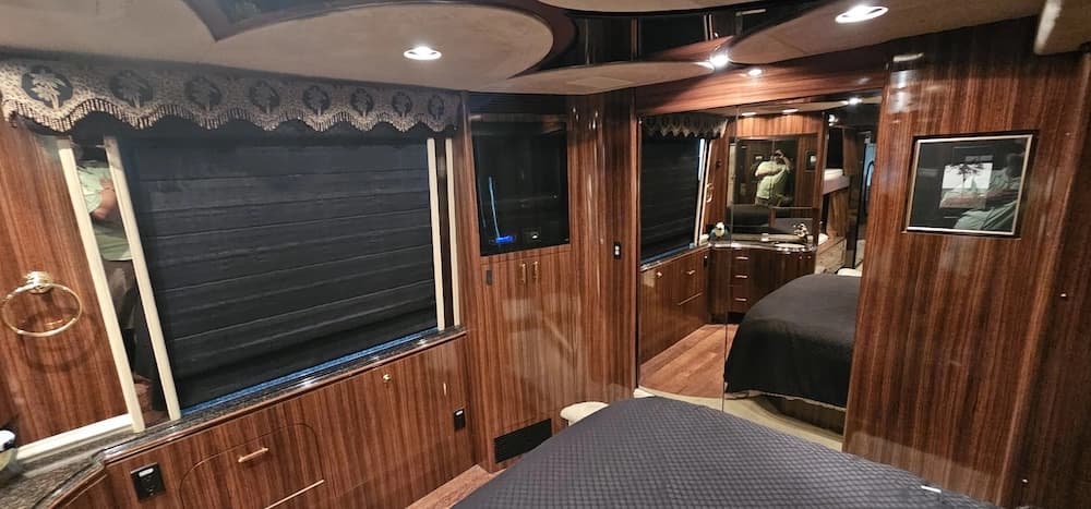 2005 Prevost Marathon XLII Motorcoach - Image 27