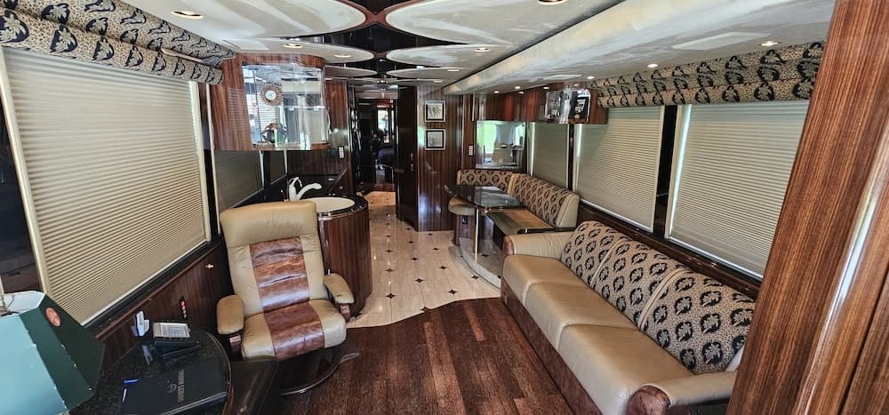 2005 Prevost Marathon XLII Motorcoach - Image 4