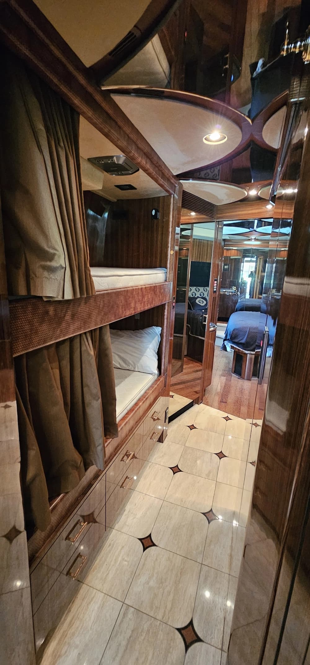 2005 Prevost Marathon XLII Motorcoach - Image 6