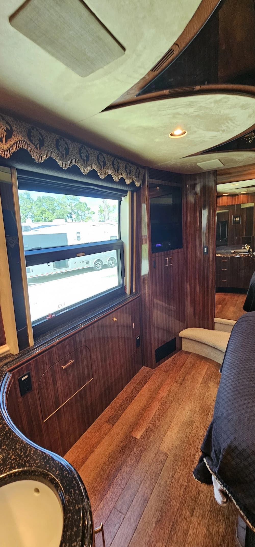2005 Prevost Marathon XLII Motorcoach - Image 8