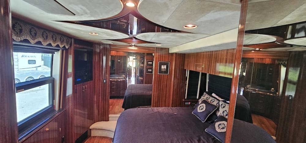 2005 Prevost Marathon XLII Motorcoach - Image 9