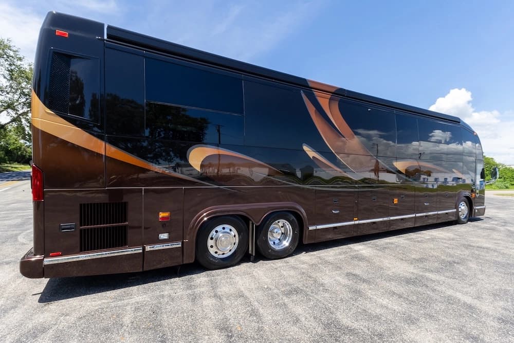 2014 Prevost Marathon H3-45 Motorcoach - Image 2