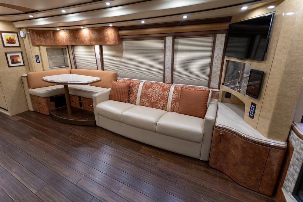 2014 Prevost Marathon H3-45 Motorcoach - Image 15