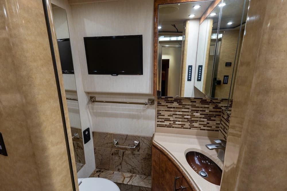 2014 Prevost Marathon H3-45 Motorcoach - Image 22
