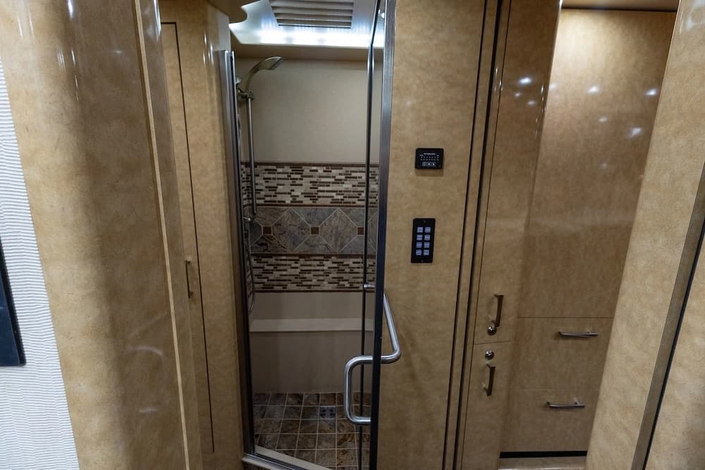 2014 Prevost Marathon H3-45 Motorcoach - Image 24