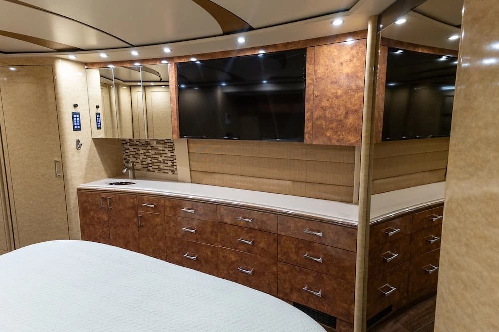 2014 Prevost Marathon H3-45 Motorcoach - Image 28