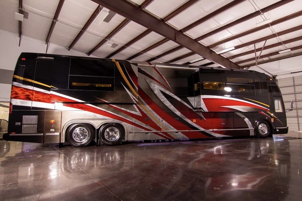 2016 Prevost Marathon H3-45 Motorcoach - Image 2
