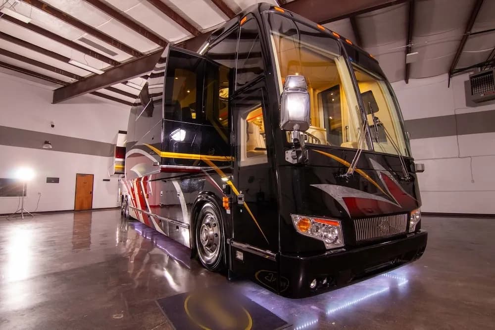 2016 Prevost Marathon H3-45 Motorcoach - Image 1