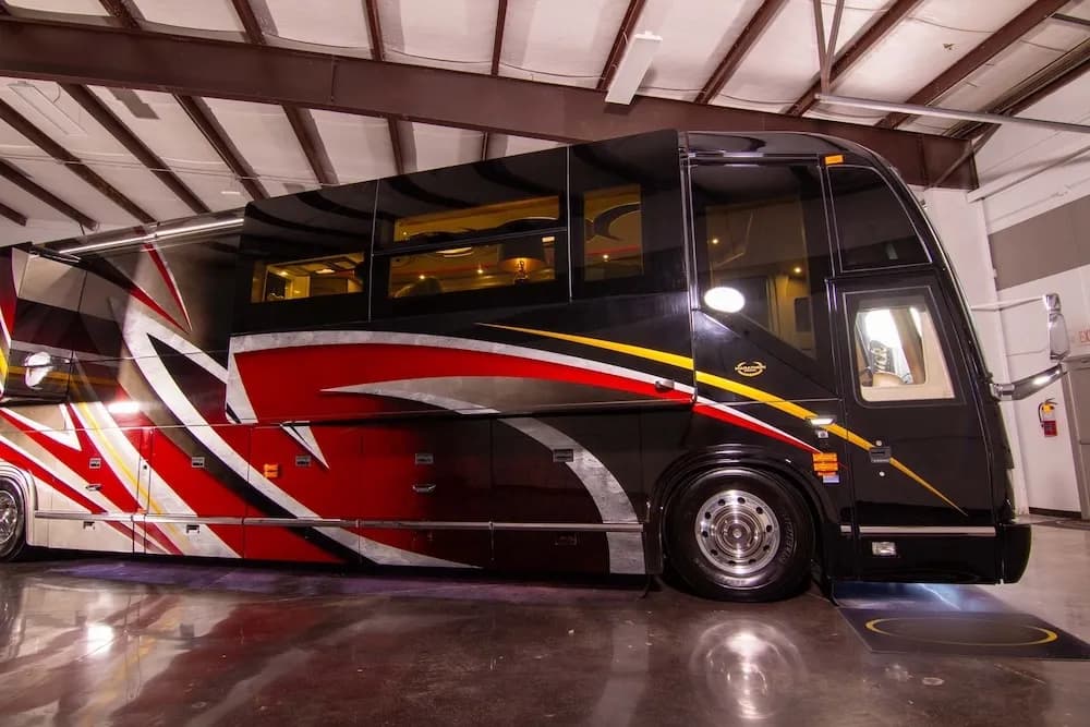 2016 Prevost Marathon H3-45 Motorcoach - Image 16