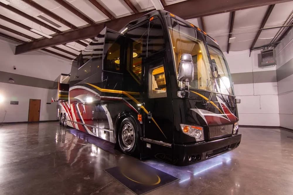 2016 Prevost Marathon H3-45 Motorcoach - Image 17