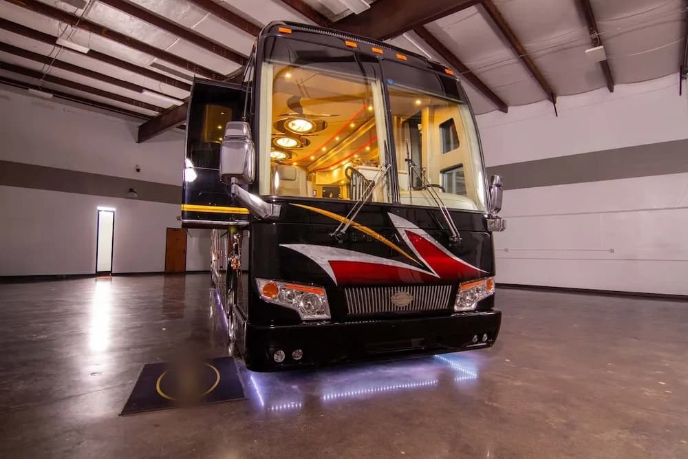 2016 Prevost Marathon H3-45 Motorcoach - Image 18